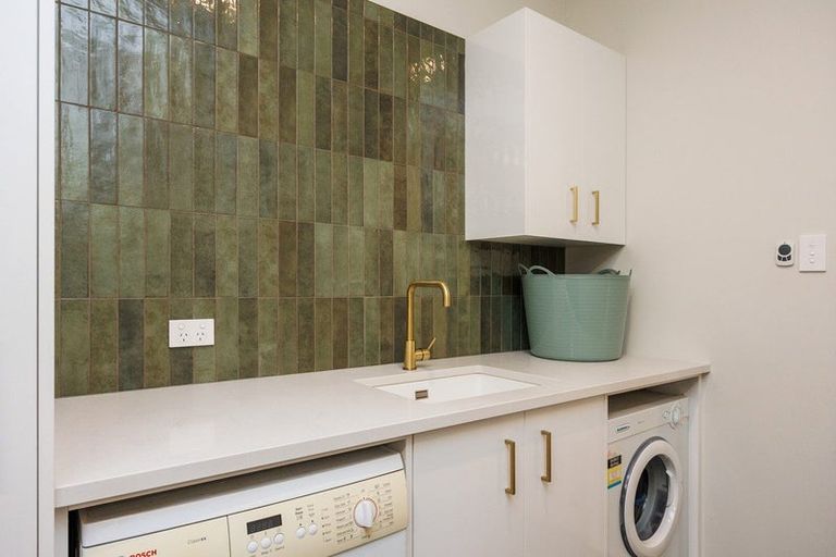 Photo of property in 44 Vaucluse Heights, Fitzherbert, Palmerston North, 4410