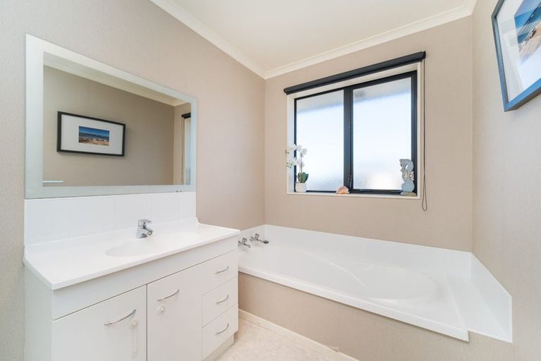 Photo of property in 23 Geneva Terrace, Kelvin Grove, Palmerston North, 4414