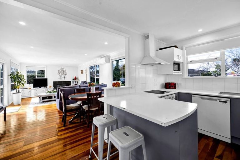 Photo of property in 16 Dives Avenue, Hawera, 4610