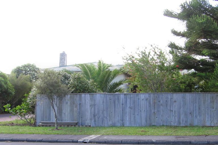 Photo of property in 12 Ward Crescent, Te Atatu Peninsula, Auckland, 0610