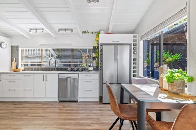 Photo of property in 2/31 Kiteroa Terrace, Rothesay Bay, Auckland, 0630