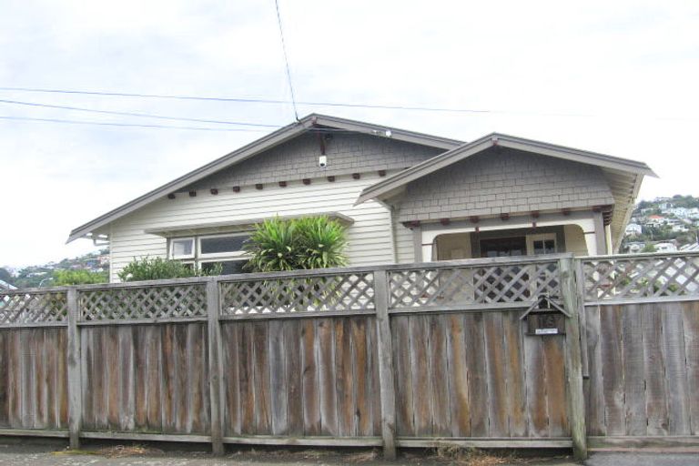 Photo of property in 16 Puru Crescent, Lyall Bay, Wellington, 6022