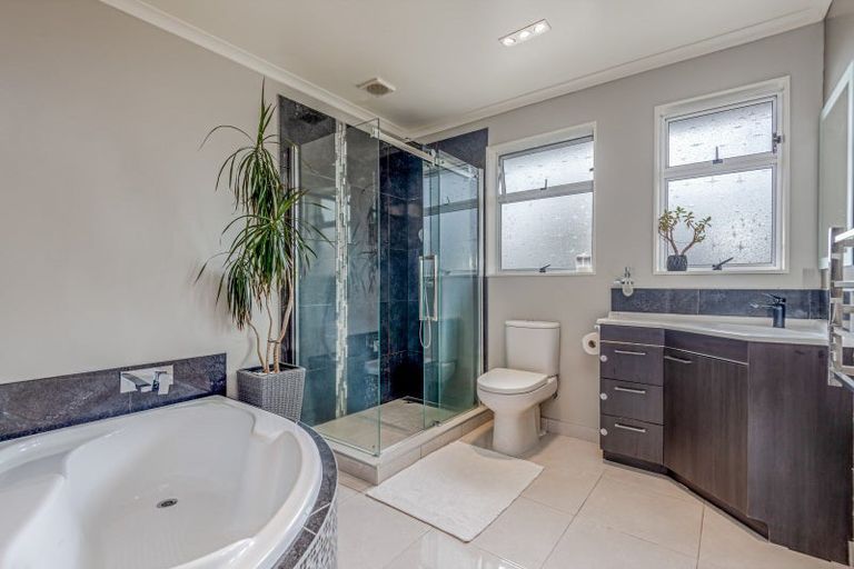 Photo of property in 19 Wikiriwhi Crescent, Awapuni, Palmerston North, 4412