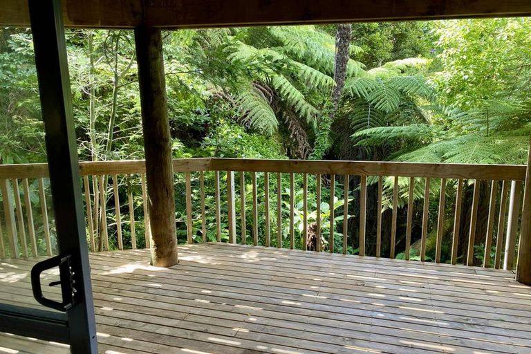 Photo of property in 13 Springwater Vale, Unsworth Heights, Auckland, 0632