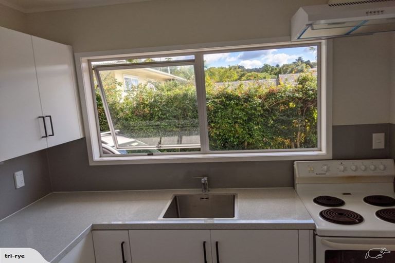Photo of property in 2/13 Dolbear Street, Titirangi, Auckland, 0604