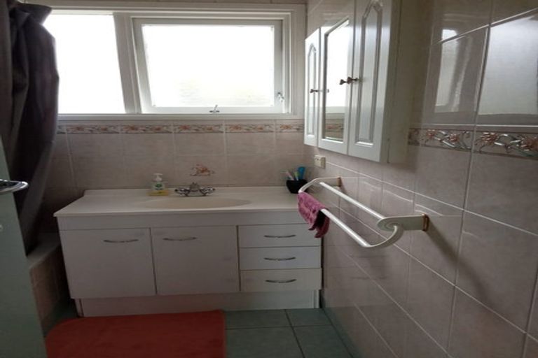 Photo of property in 28 Mayfield Road, Glenfield, Auckland, 0629