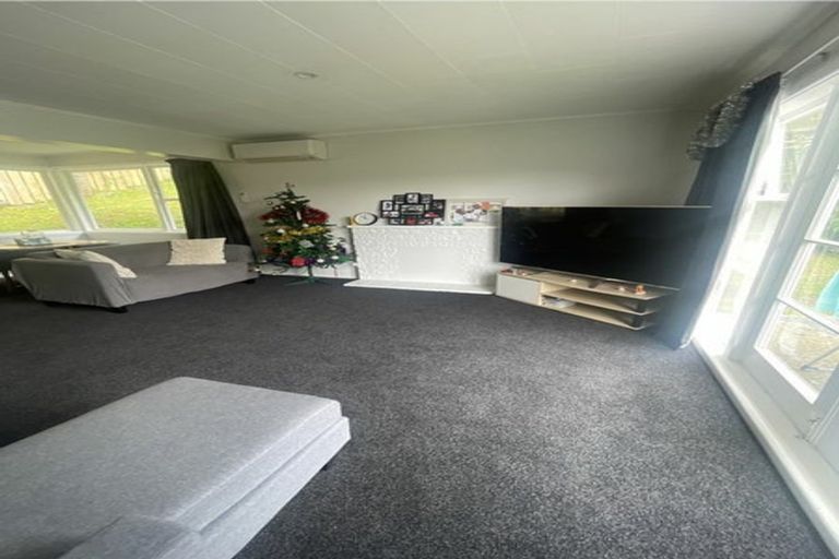 Photo of property in 11 Innes Way, Newlands, Wellington, 6037