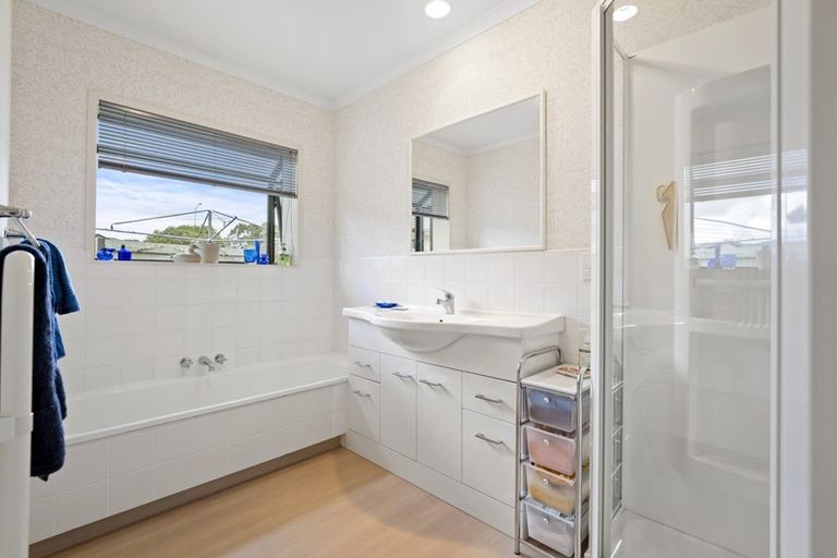 Photo of property in 17 Greenwood Place, Fitzherbert, Palmerston North, 4410