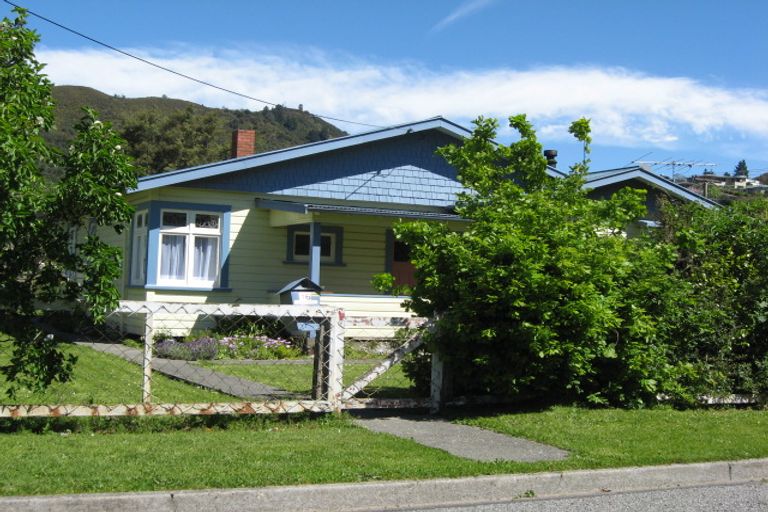 Photo of property in 16 Buller Street, Picton, 7220