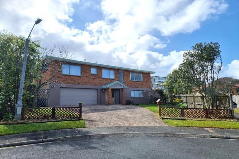 Photo of property in 16 Garcia Place, West Harbour, Auckland, 0618