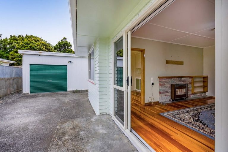 Photo of property in 2 Charles Major Place, Hawera, 4610