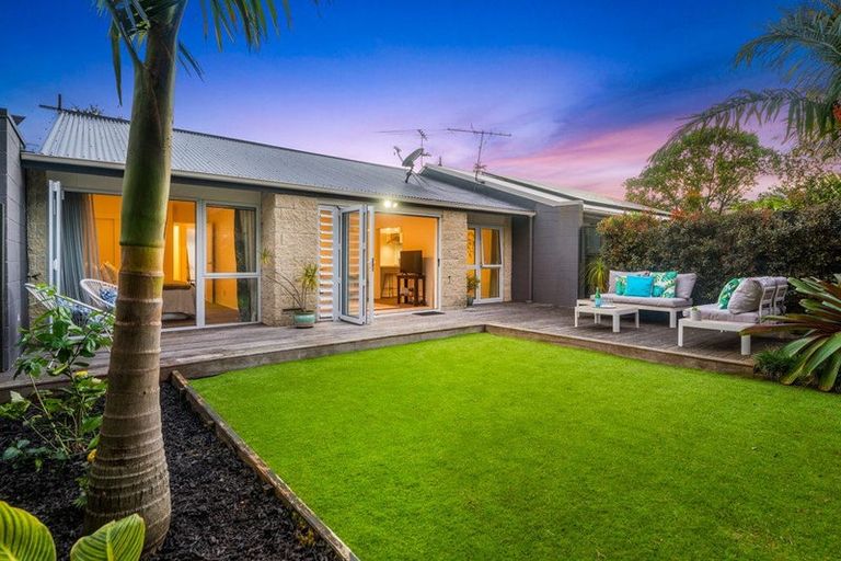 Photo of property in 2/40 James Evans Drive, Northcote, Auckland, 0627