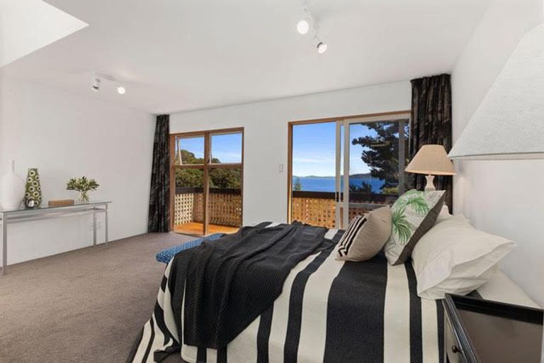 Photo of property in 3 Whiorau Grove, Lowry Bay, Lower Hutt, 5013