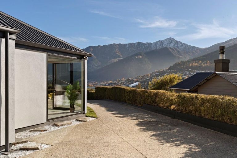 Photo of property in 8 Elizabeth Place, Kelvin Heights, Queenstown, 9300