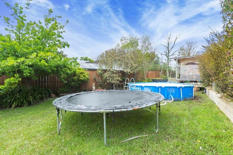 Photo of property in 11 Denver Avenue, Sunnyvale, Auckland, 0612