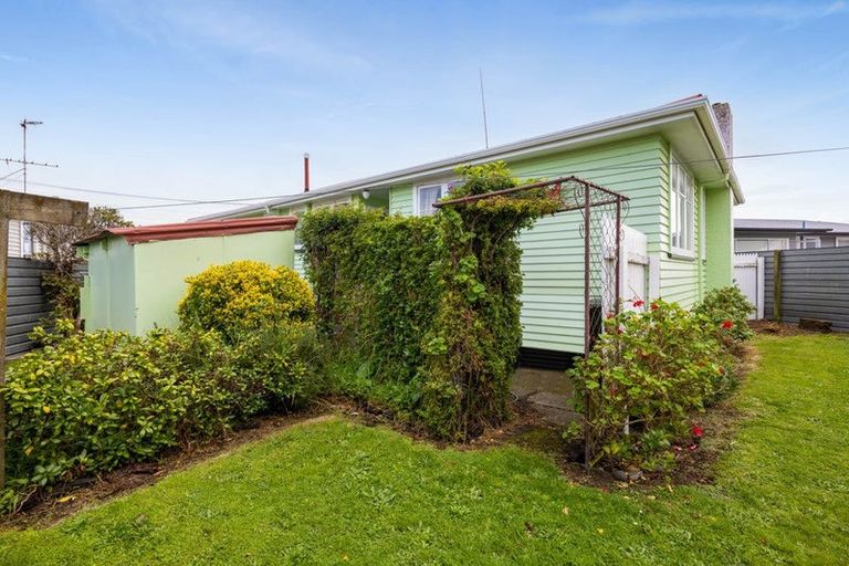 Photo of property in 10 Bone Crescent, Hawera, 4610