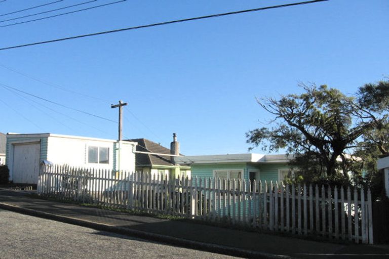 Photo of property in 18 Miles Crescent, Newlands, Wellington, 6037