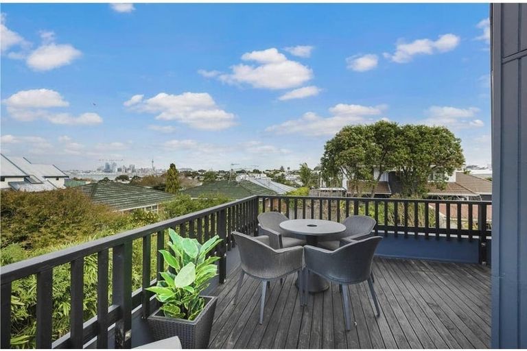 Photo of property in 5a Bruce Street, Northcote Point, Auckland, 0627