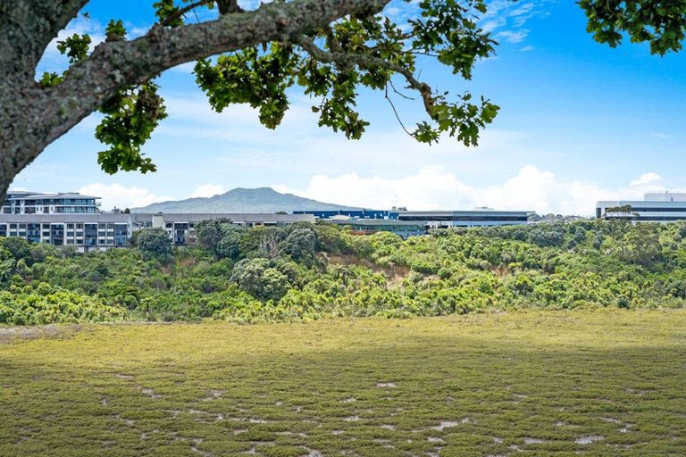 Photo of property in 2/63 College Road, Northcote, Auckland, 0627