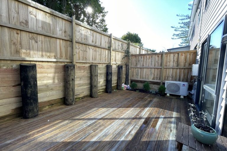 Photo of property in 3/4 Mcquoid Place, Glenfield, Auckland, 0629