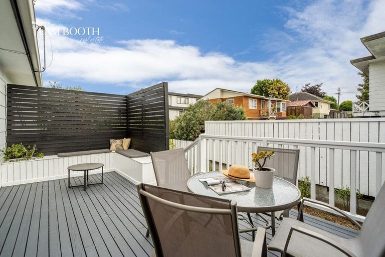 Photo of property in 2/3a Kirrie Avenue, Te Atatu South, Auckland, 0610