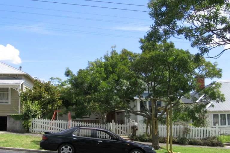 Photo of property in 33 Kiwi Road, Stanley Point, Auckland, 0624