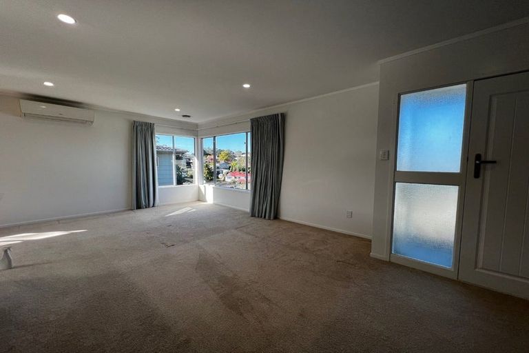 Photo of property in 2/39 Camrose Place, Glenfield, Auckland, 0629