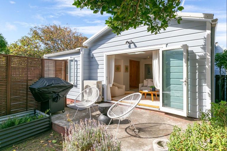 Photo of property in 174 Queens Drive, Lyall Bay, Wellington, 6022