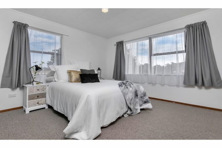 Photo of property in 4 Chamberlain Road, Massey, Auckland, 0614