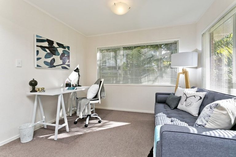 Photo of property in 2/1 Sylvan Park Avenue, Milford, Auckland, 0620