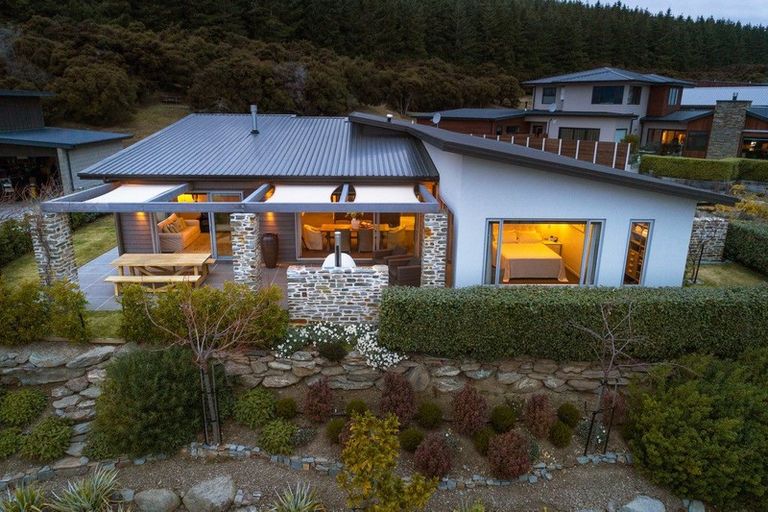 Photo of property in 16 Edgewood Place, Wanaka, 9305