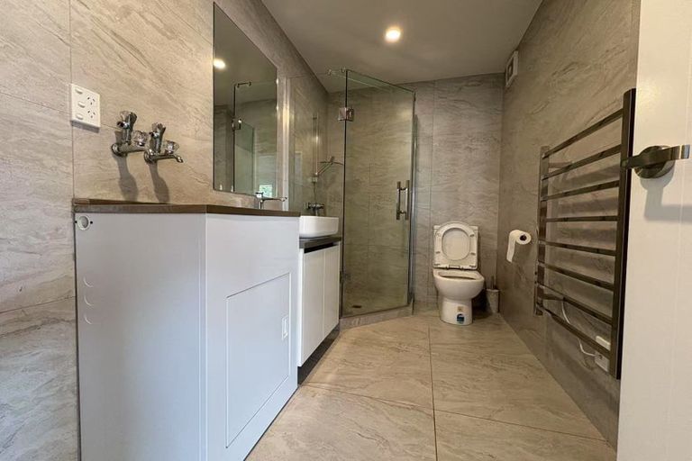 Photo of property in 1/20 Peach Road, Glenfield, Auckland, 0629