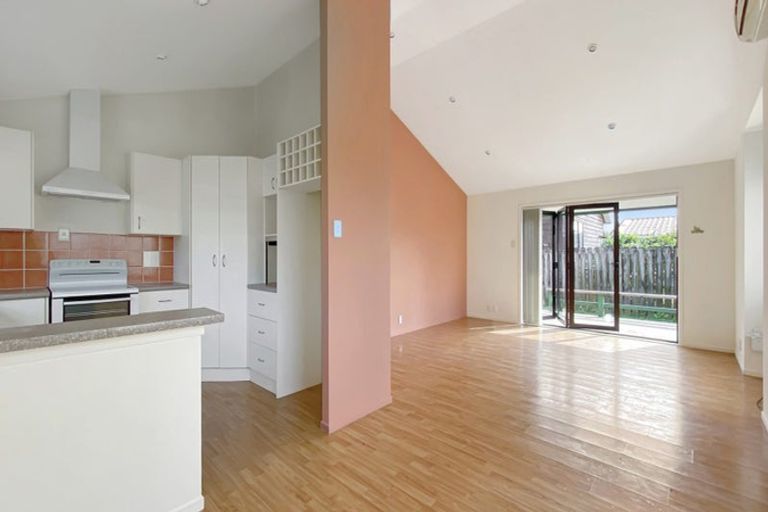 Photo of property in 4/390 West Coast Road, Glen Eden, Auckland, 0602
