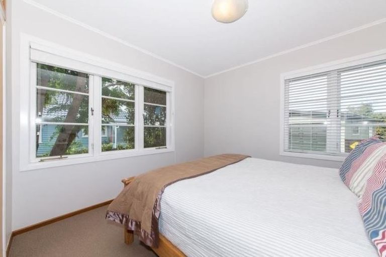 Photo of property in 37 Kervil Avenue, Te Atatu Peninsula, Auckland, 0610