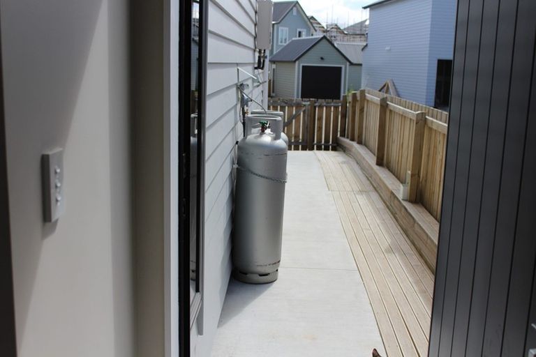 Photo of property in 18 Warbler Crescent, Papakura, 2110