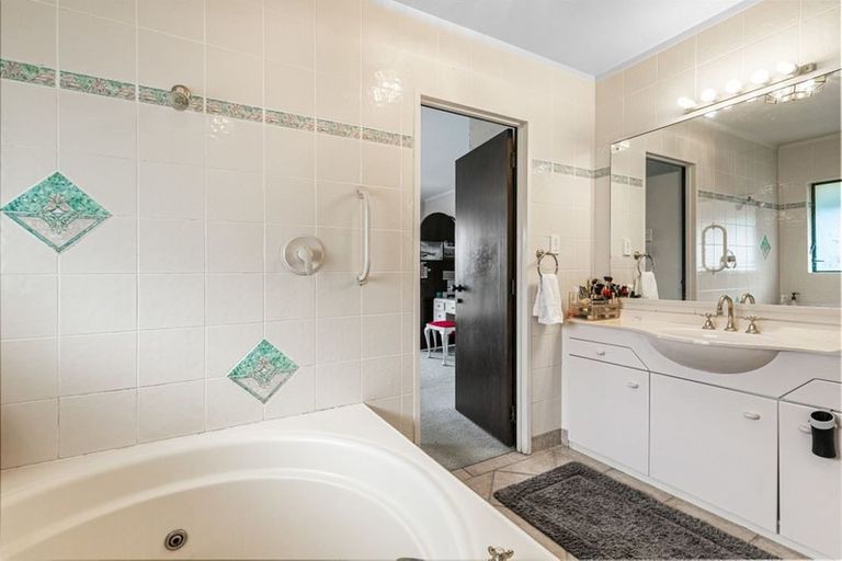 Photo of property in 3/2 Beach Road, Castor Bay, Auckland, 0620