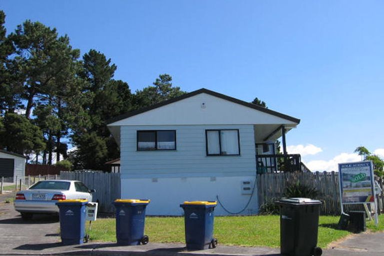 Photo of property in 2/25 Jumento Place, Unsworth Heights, Auckland, 0632