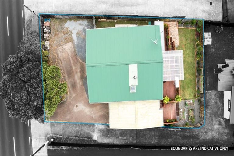 Photo of property in 1/275 Great North Road, Henderson, Auckland, 0612