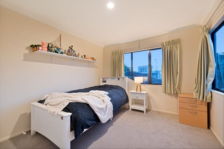 Photo of property in 35 Waimanu Bay Drive, Te Atatu Peninsula, Auckland, 0610