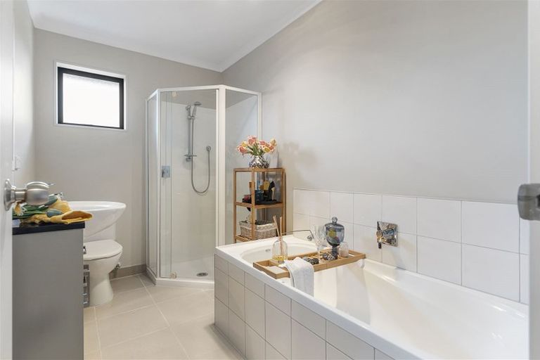 Photo of property in 2 Anna Lane, Glen Eden, Auckland, 0602