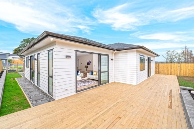 Photo of property in 11 Reserva Crescent, Kumeu, 0810
