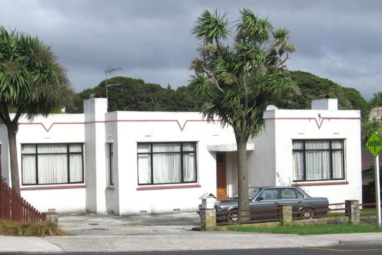 Photo of property in 21 Edmonton Road, Henderson, Auckland, 0612