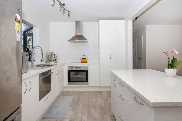 Photo of property in 1/2 Fernlea Rise, Bayview, Auckland, 0629