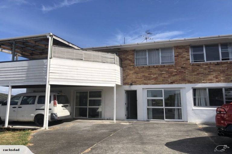 Photo of property in 1 Wakeling Avenue, Te Atatu South, Auckland, 0610