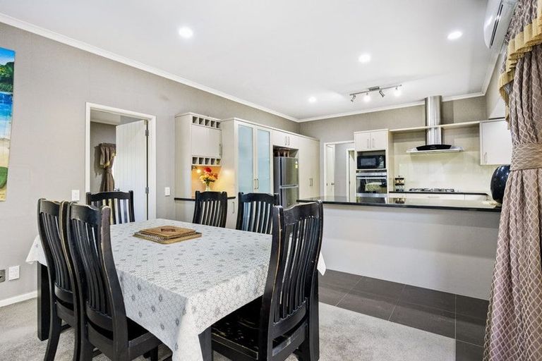 Photo of property in 1 Seresin Crescent, Flat Bush, Auckland, 2016