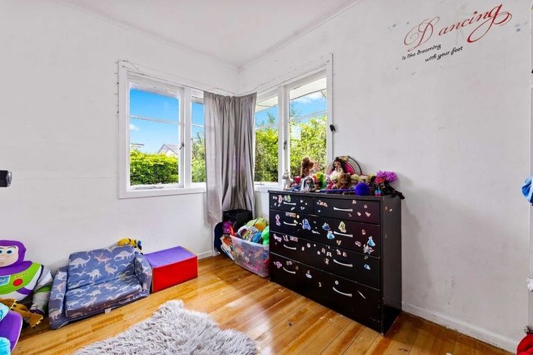 Photo of property in 48 Amberley Avenue, Te Atatu South, Auckland, 0610