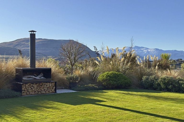 Photo of property in 6a Kinross Lane, Jacks Point, Queenstown, 9371