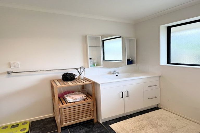 Photo of property in 3 Sunvista Avenue, Oteha, Auckland, 0632
