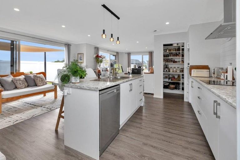 Photo of property in 16 Maturiki Drive, One Tree Point, 0118