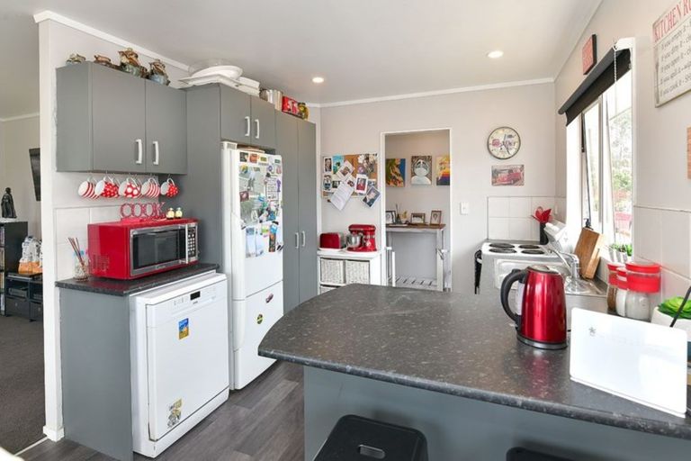 Photo of property in 19 Parakai Avenue, Parakai, 0830